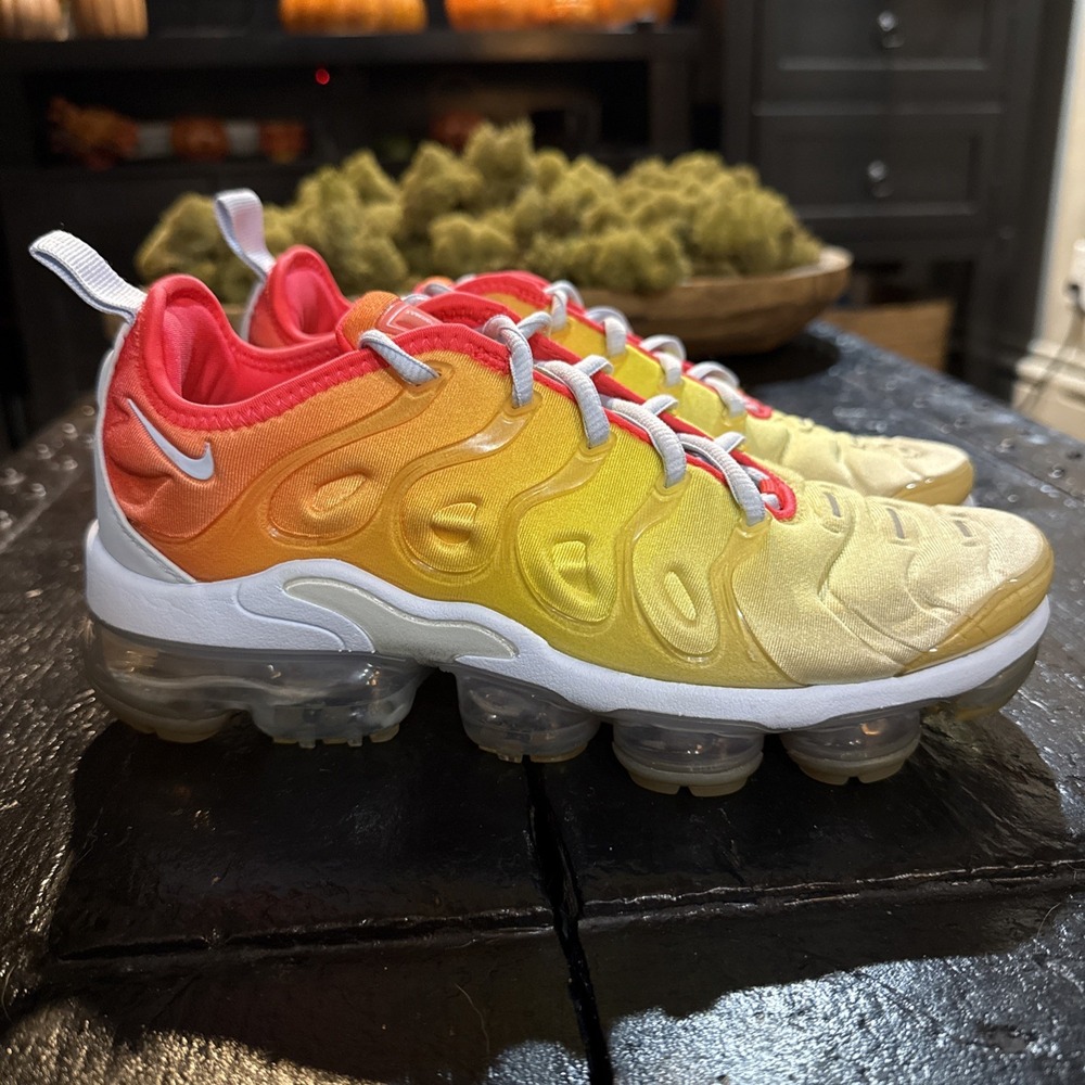NIKE AIR VAPORMAX PLUS - SUNRISE - WOMENS-7.5 SHOES / SNEAKERS - Athletic